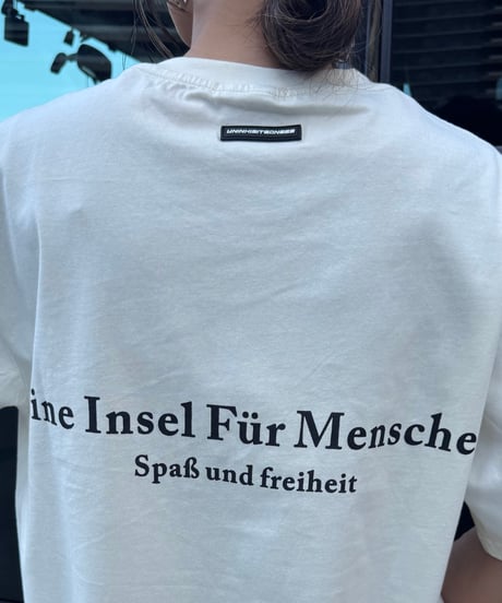 ネックタグ付きロゴプリントTシャツ