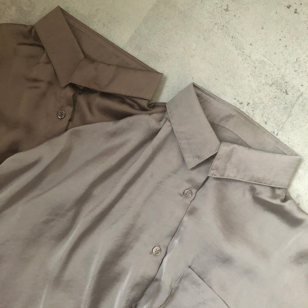 バックギャザーデザインサテンビッグシャツ(モカブラウン) | COPINE