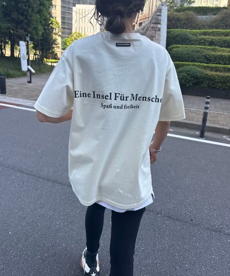 ネックタグ付きロゴプリントTシャツ