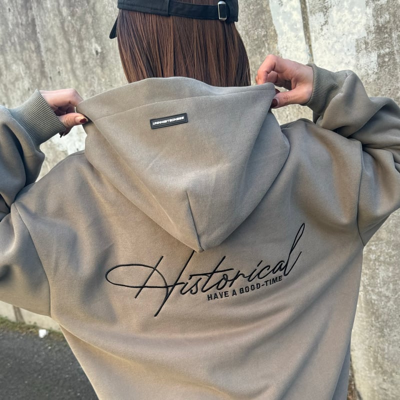 フードラベル付き刺繍ロゴパーカー(カーキ) | COPINE