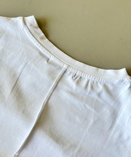袖フリルロゴプリントTシャツ(ホワイト)