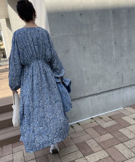 ウエストギャザー小花柄ガウンワンピース（ブルー）