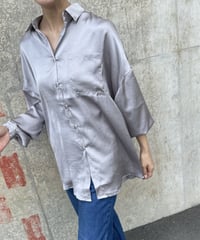 バックギャザーデザインサテンビッグシャツ(グレージュ）