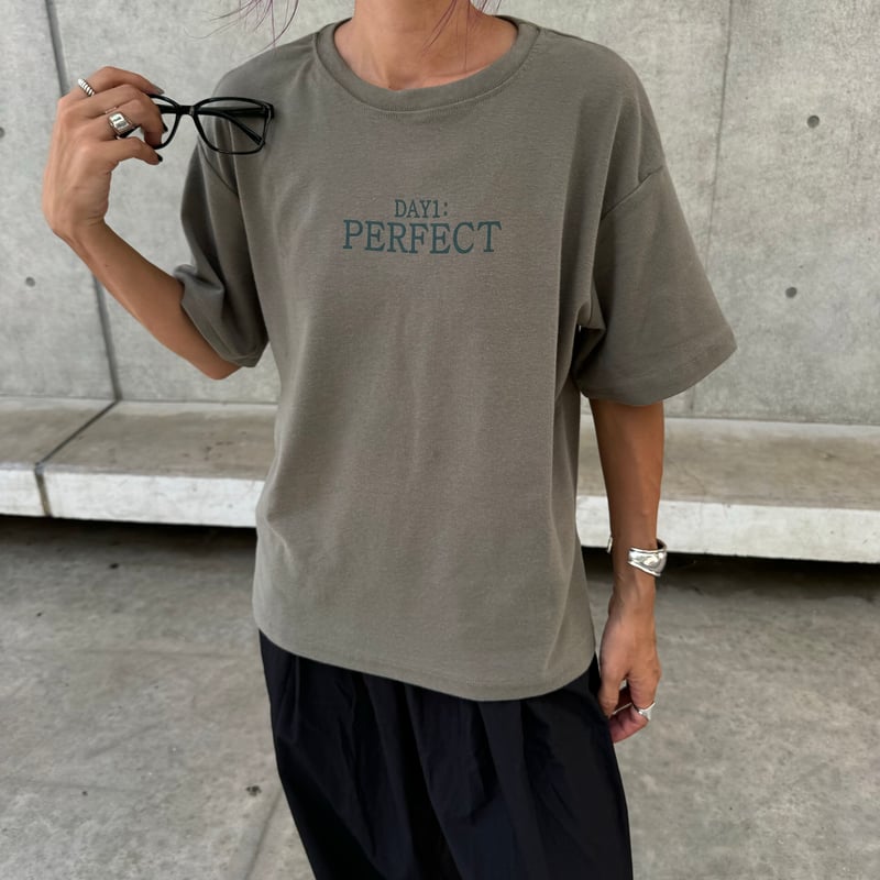 【VETEMENTS】カーキ オーバルロゴ クロップド ボクシー Tシャツ シンプルロゴtシャツ(カーキ) | COPINE
