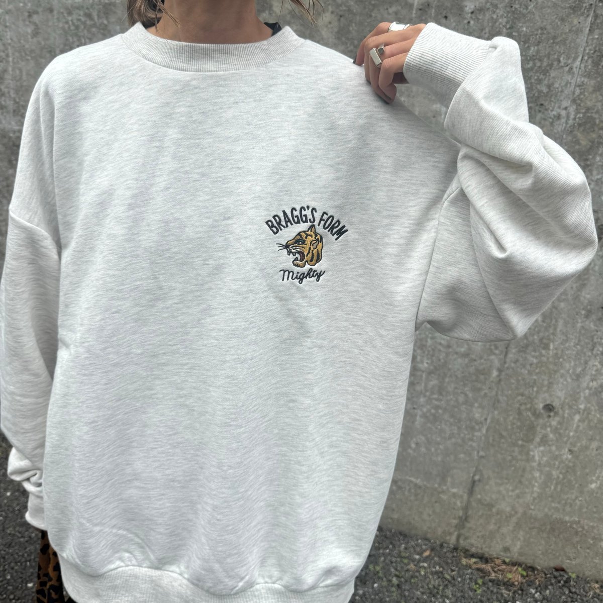 フロントバックTIGER刺繍スウェット(キナリ) | COPINE フロントバックTIGER刺繍スウェット(キナリ) | COPINE