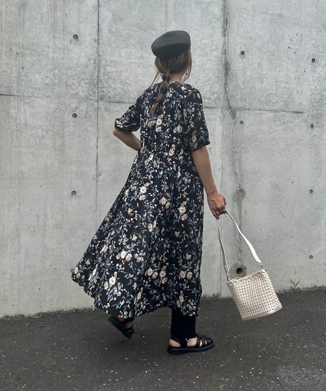 キーネック花柄5分袖ガウンワンピース(ブラック）