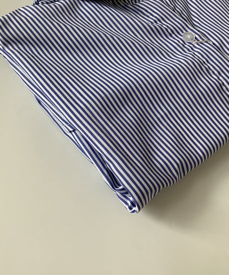 【OUTLET】ボリューム袖バックタック入りストライプシャツ(Mサイズ)