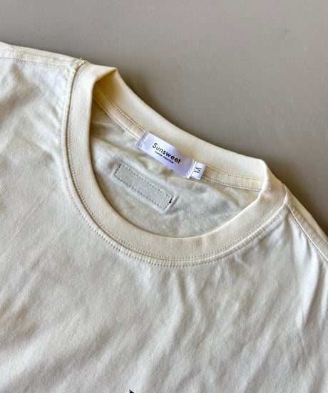 ネックタグ付きロゴプリントTシャツ