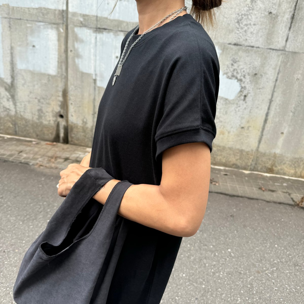 裾サイドスリットTシャツワンピース(ブラック) | COPINE