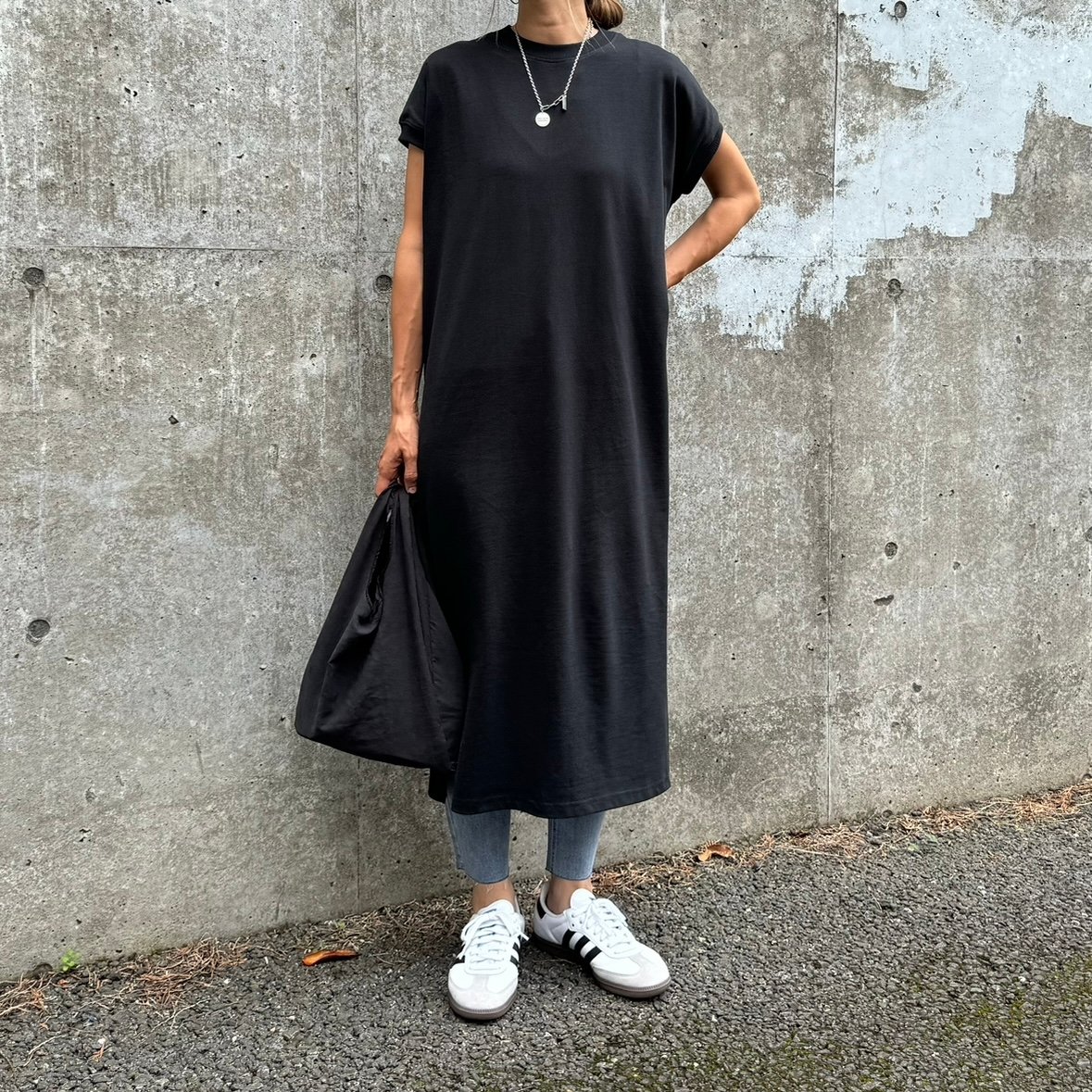 裾サイドスリットTシャツワンピース(ブラック) | COPINE