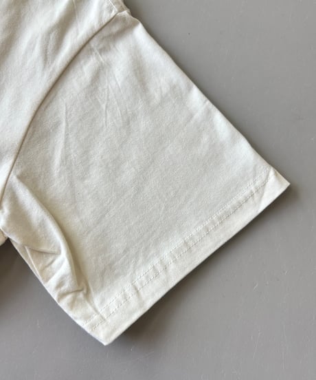 ネックタグ付きロゴプリントTシャツ