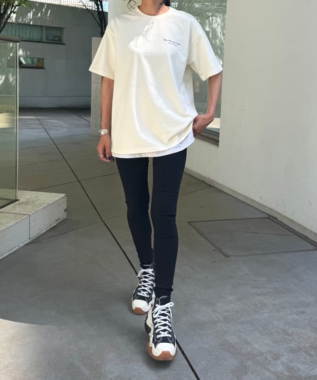 ネックタグ付きロゴプリントTシャツ
