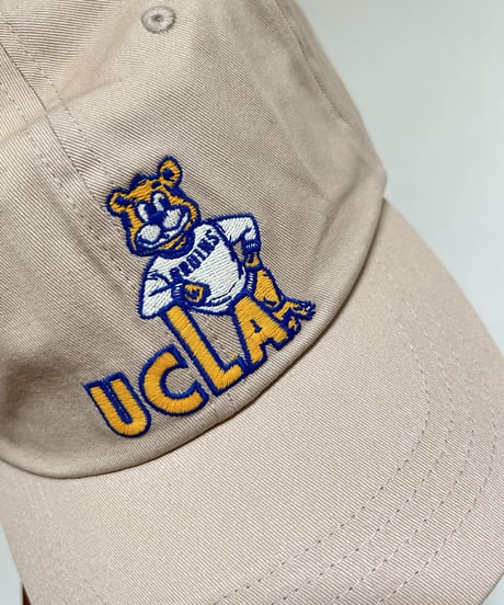UCLAロゴ刺繍キャップ（ベージュ）