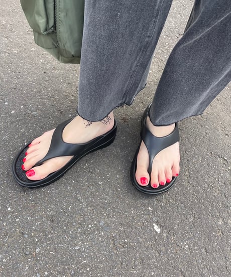 カットオフブラックストレートデニムパンツ