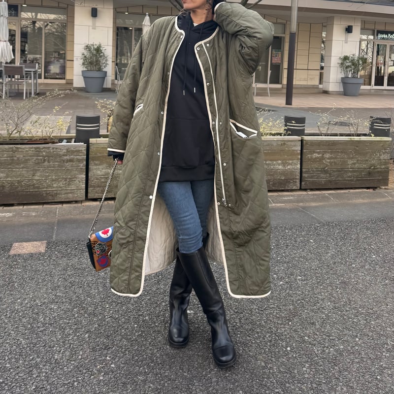 キルティングリバーシブルロングコート(カーキ×アイボリー) | COPINE