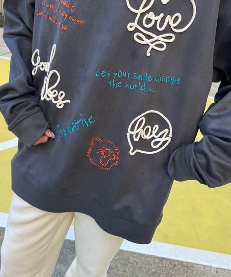 ロープ＆刺繍ラクガキポンチスウェードスウェット(チャコール)