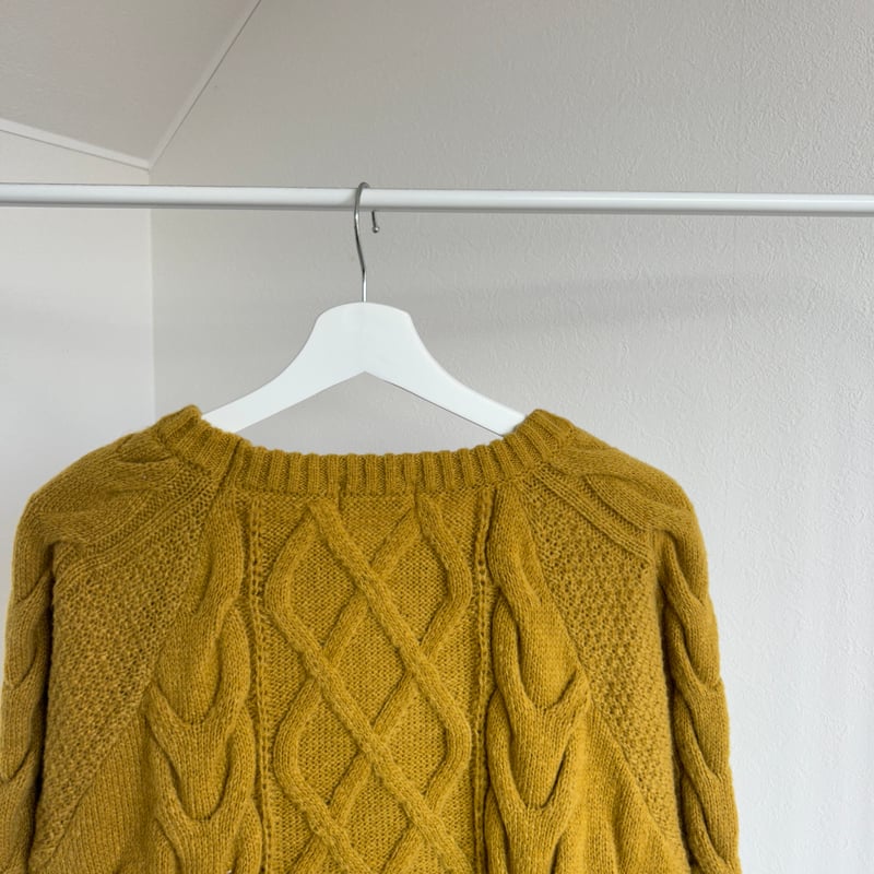 hinari ケーブル編みボリュームニット マスタード hinari ケーブル編みボリュームニット マスタードの通販 by