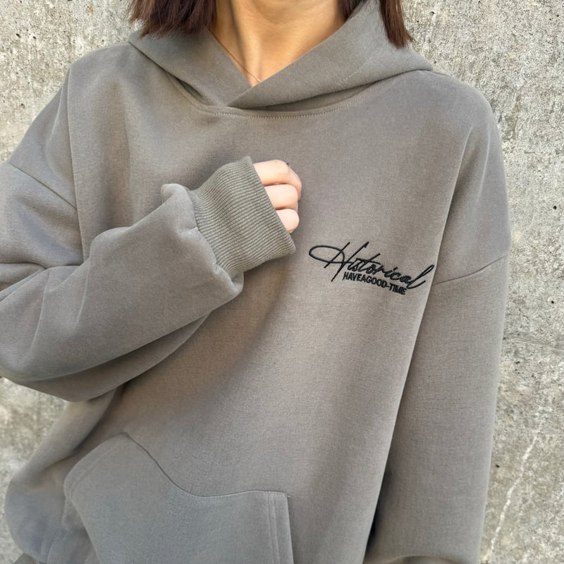 フードラベル付き刺繍ロゴパーカー(カーキ) | COPINE