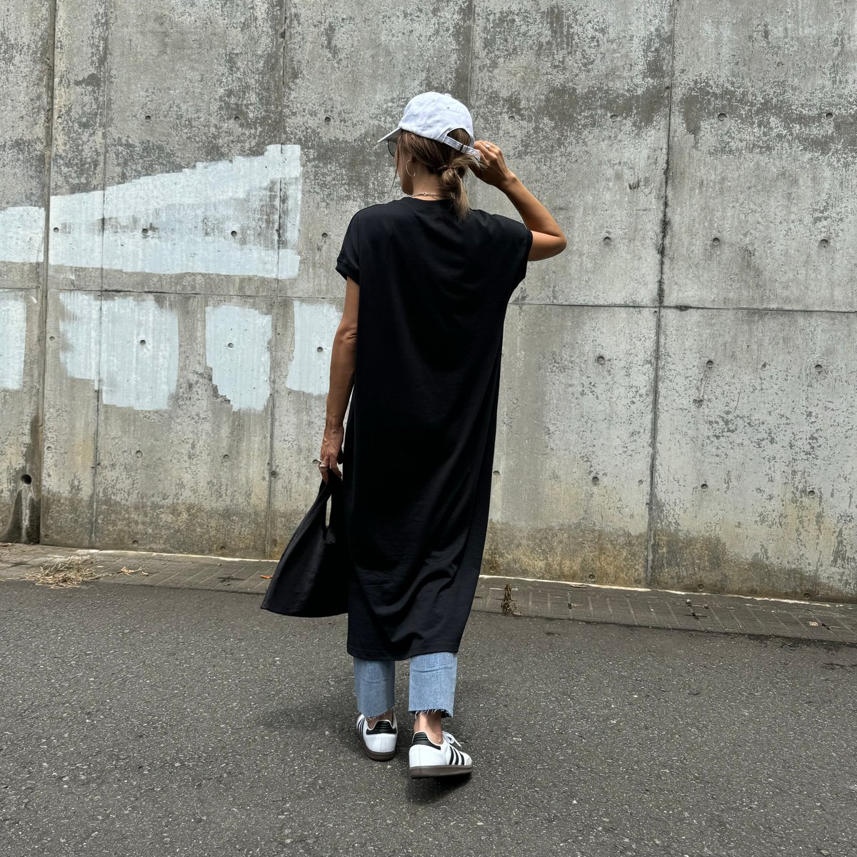 裾サイドスリットTシャツワンピース(ブラック) | COPINE 裾サイドスリットTシャツワンピース(ブラック) | COPINE