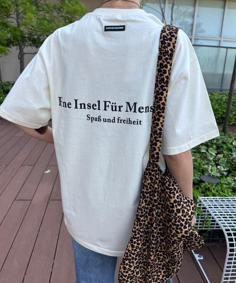 ネックタグ付きロゴプリントTシャツ