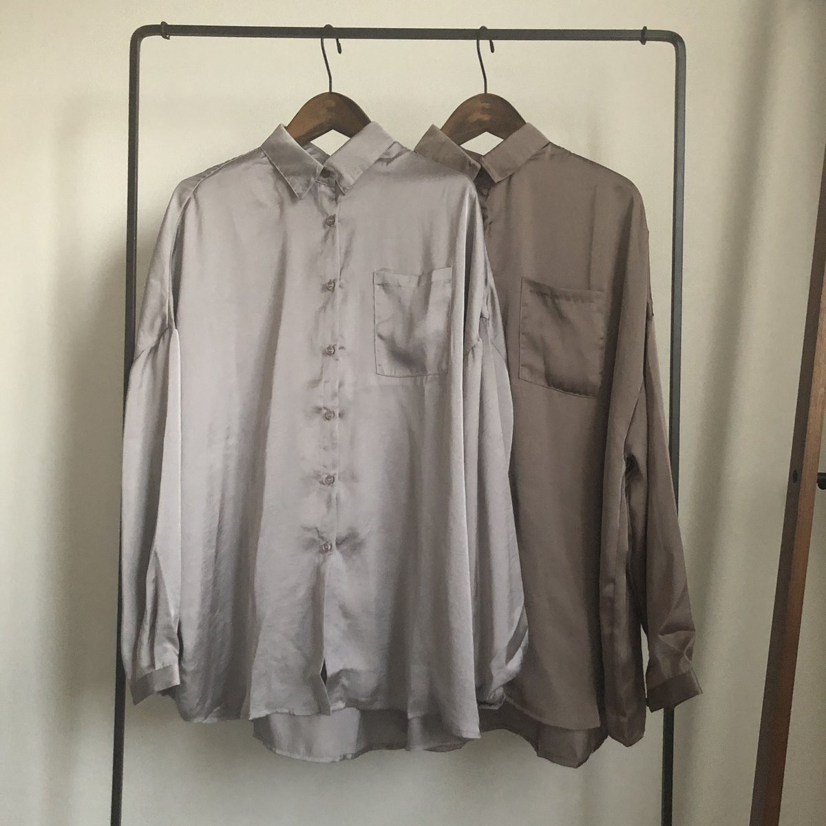 バックギャザーデザインサテンビッグシャツ(モカブラウン) | COPINE バックギャザーデザインサテンビッグシャツ(モカブラウン) | COPINE
