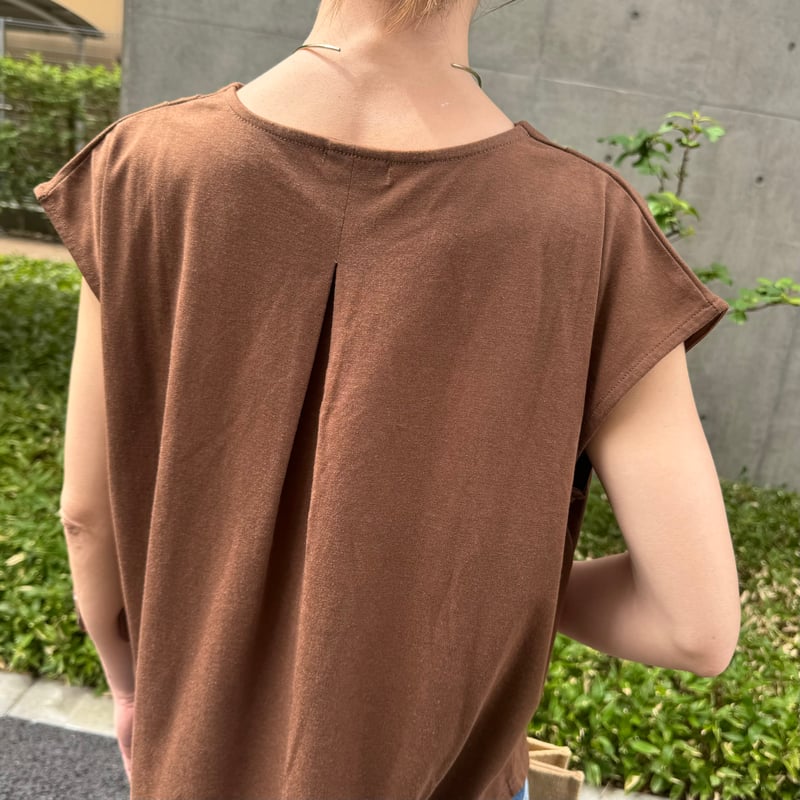 タック入りフレンチスリーブトップス(ブラウン) | COPINE