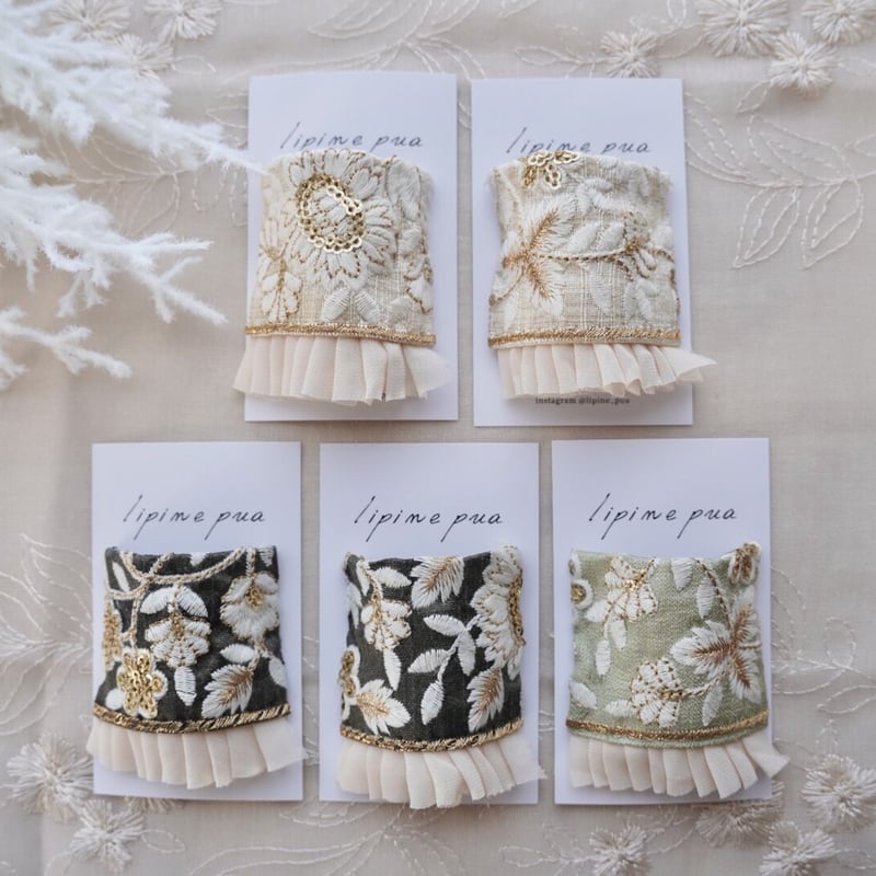 刺繍リボンフリルポニーフック ホワイト | lipine pua 刺繍リボンフリルポニーフック ホワイト | lipine pua