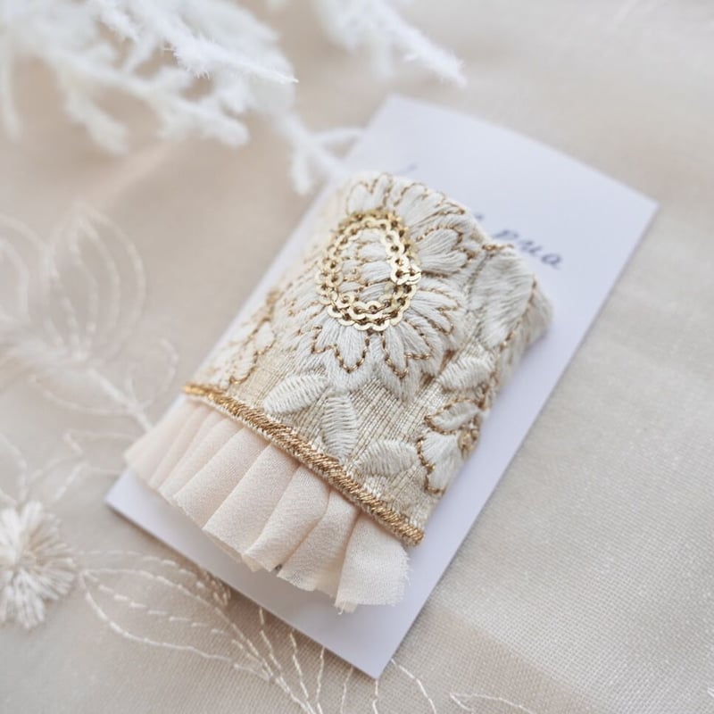 刺繍リボンフリルポニーフック ホワイト | lipine pua 刺繍リボンフリルポニーフック ホワイト | lipine pua