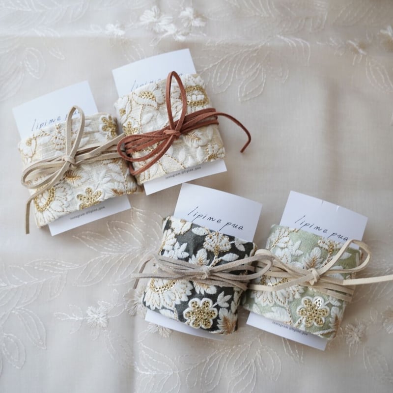 刺繍リボンポニーフック ホワイト×ベージュ | lipine pua 刺繍リボンポニーフック ホワイト×ベージュ | lipine pua