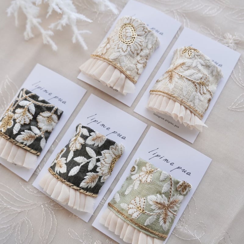 刺繍リボンフリルポニーフック ホワイト | lipine pua 刺繍リボンフリルポニーフック ホワイト | lipine pua