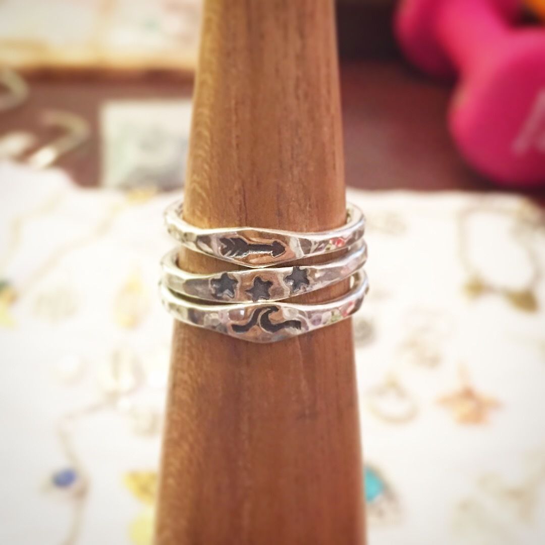 ウェーブ リング 刻印& 槌目 925シルバー | Voyage Jewelry Japan