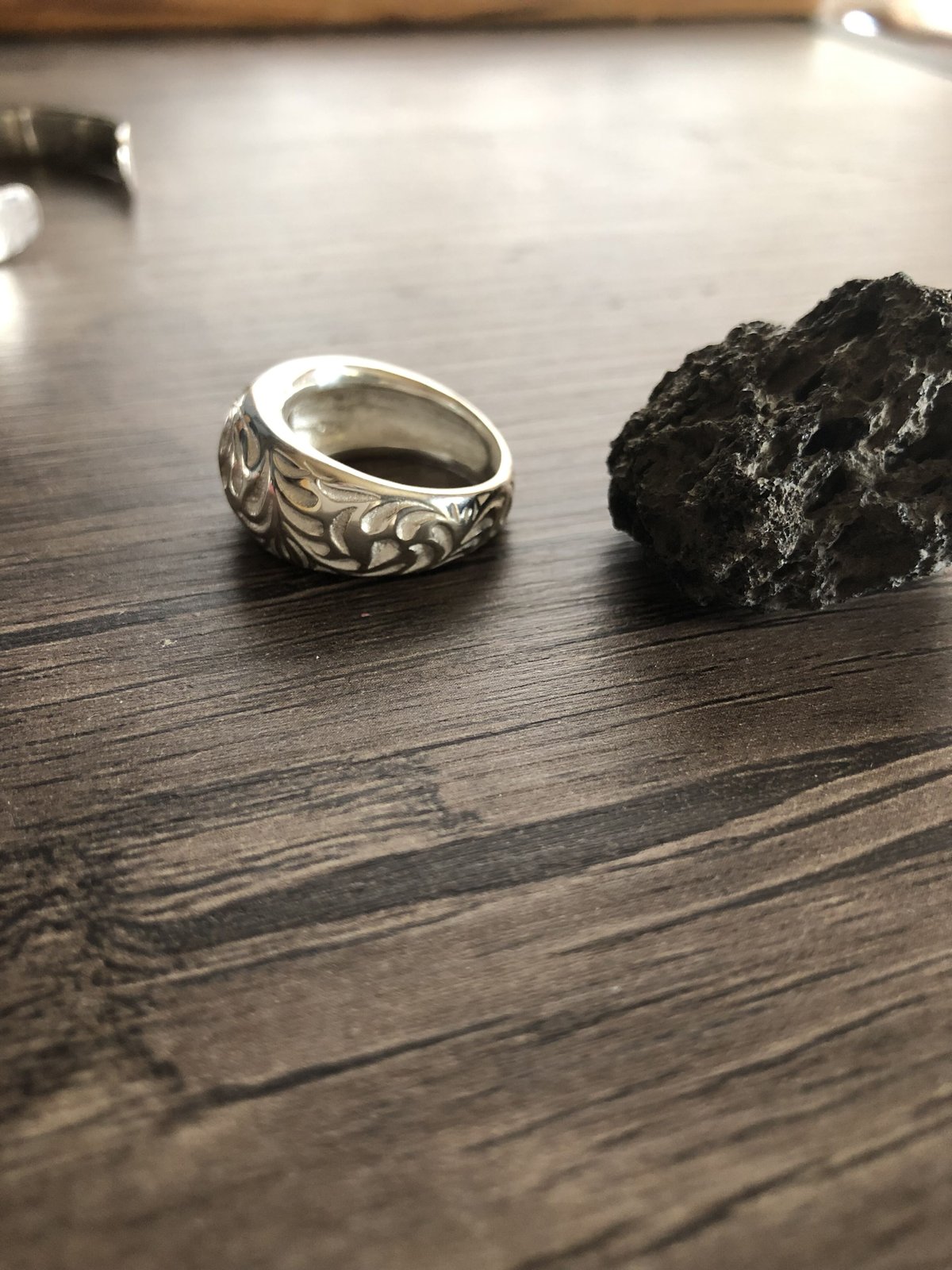 甲丸唐草模様リング W 925シルバー | Voyage Jewelry Japan 甲丸唐草模様リング W 925シルバー | Voyage Jewelry Japan