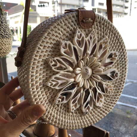 シーシェル　ラウンド　ショルダーバッグ