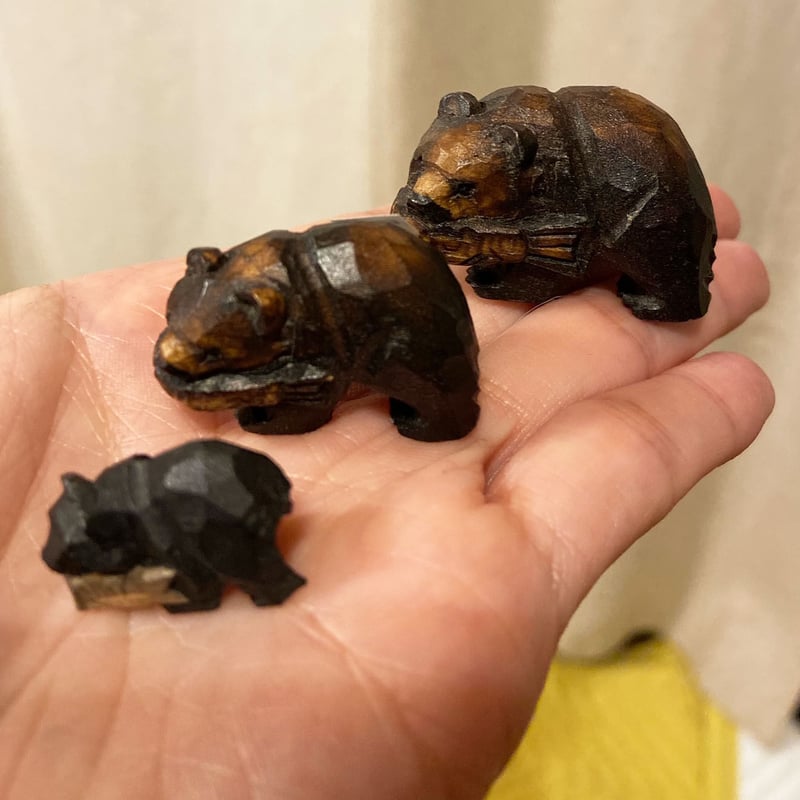 サケ付き木彫りのミニヒグマM | ひそかな雑貨屋 うみねこ社