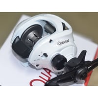 フリッピングスイッチ付きの名機！【クァンタム アキュリスト　Quantum Accurist Casting Reels　AT100SPTA.BX2】右巻き　ギア6.3
