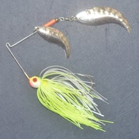 フラッシングイリュージョン！スピードの最上限で釣りまくろう！【フィッシングエルモ・オリジナル「ダブルウィップテイル」SUPER HIGH SPEEDスピナーベイト3/8oz】パールホワイトチャート
