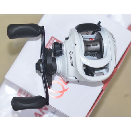 フリッピングスイッチ付きの名機！【クァンタム アキュリスト　Quantum Accurist Casting Reels　AT100SPTA.BX2】右巻き　ギア6.3
