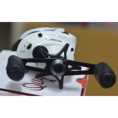 フリッピングスイッチ付きの名機！【クァンタム アキュリスト　Quantum Accurist Casting Reels　AT100SPTA.BX2】右巻き　ギア6.3