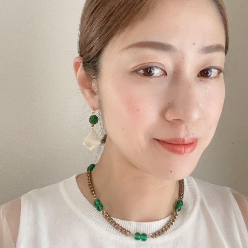 レア♡ジューシーなグリーンの大ぶりガラスビーズでできた レア♡ジューシーなグリーンの大ぶりガラスビーズでできた