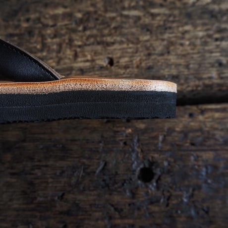 LIGHT MARKER / BEACH SANDAL (BUTTERO "NATURAL x CHROMEXCEL "BLACK" )