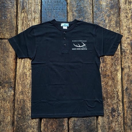 DEERHORNSMITH'S / ART HENRY TEE (COFFEE)