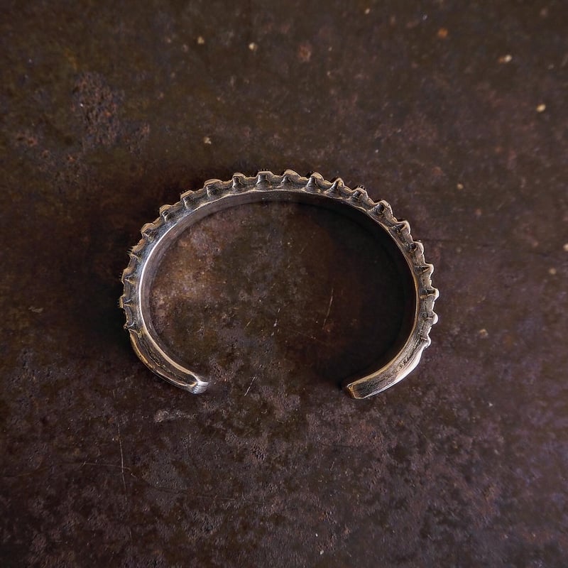 Elvira Bill / H.G Stamp Work Bangle | CALIFORNI Elvira Bill / H.G Stamp Work Bangle | CALIFORNI