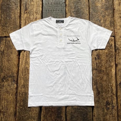 DEERHORNSMITH'S / ART HENRY TEE (COFFEE)