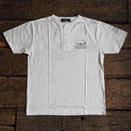 DEER HORN SMITH'S / Henley Neck Logo T-Shirt