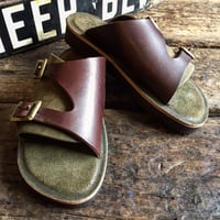 LEFT HAND / ダブルストラップバックル付きサンダル