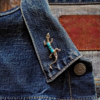 Allison Manulit ／ SAND CAST LIZARD BROACH