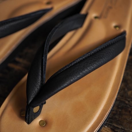 LIGHT MARKER / BEACH SANDAL (BUTTERO "NATURAL x DEER LEATHER "BLACK" )