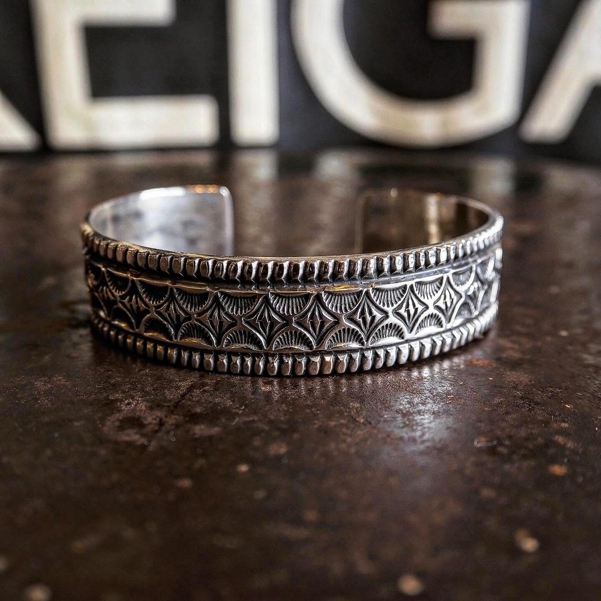 Leonard Maloney ／ Wide Stamp Work Bangle | CALI