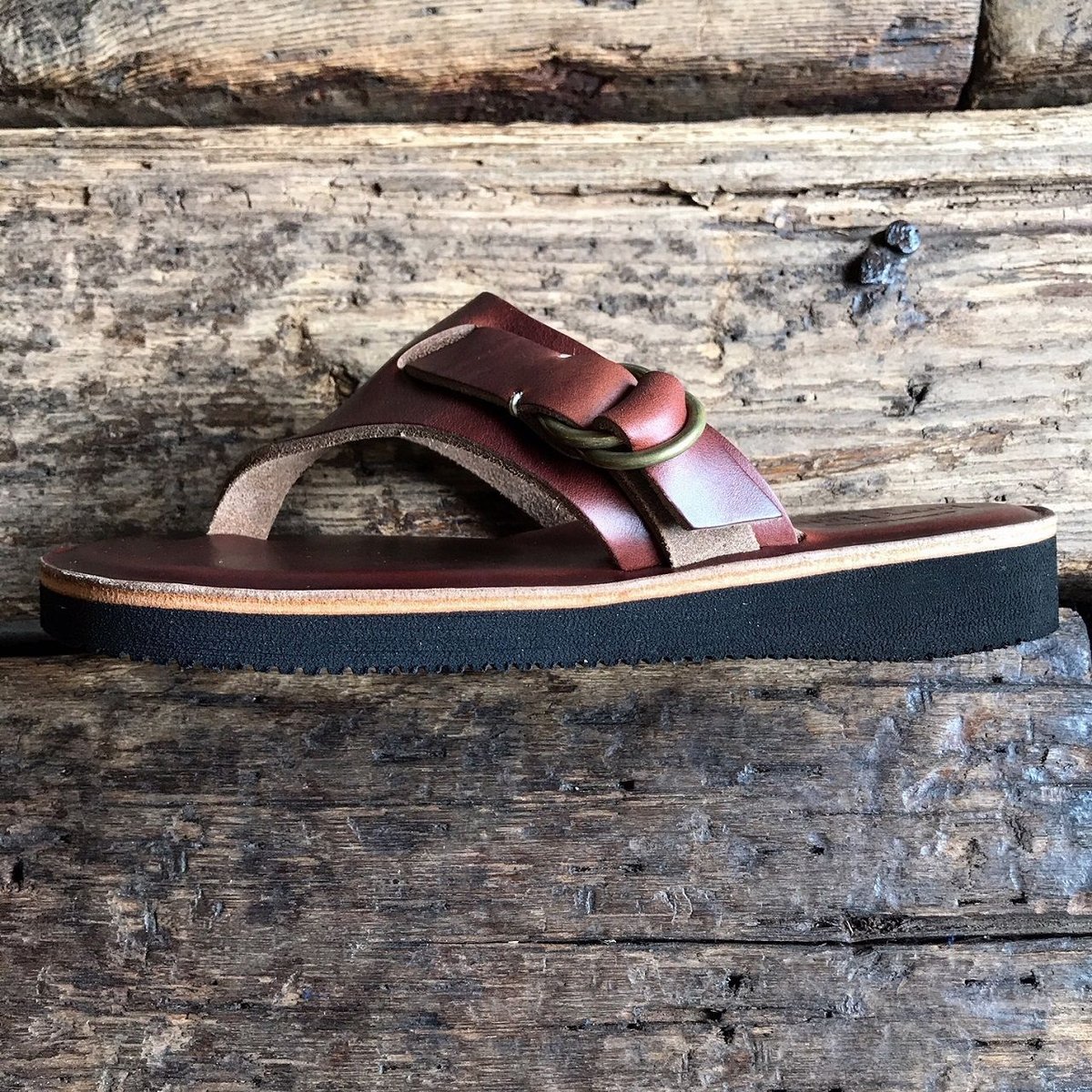 LEFTHAND / トングプレーンリング付きレザーサンダル (ｸﾛﾑｴｸｾﾙﾃｨﾝﾊﾞｰ)