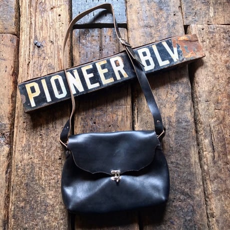 Fernand Lether / Horizontal Ipad Latch Pouch